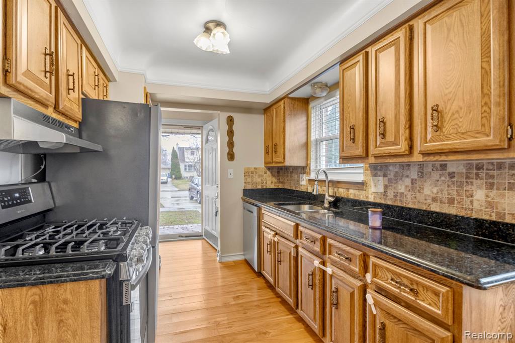 6483 N SILVERY Lane, Dearborn Heights, MI 48127 — Photo 9