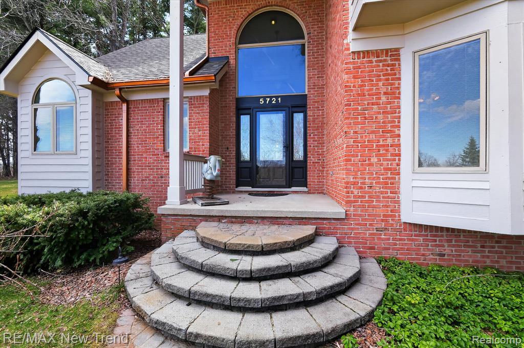 5721 Coralwood Court, Commerce Twp, MI 48382 — Photo 7