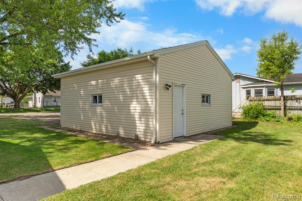 560 McMunn Street, South Lyon, MI 48178 — Photo 32