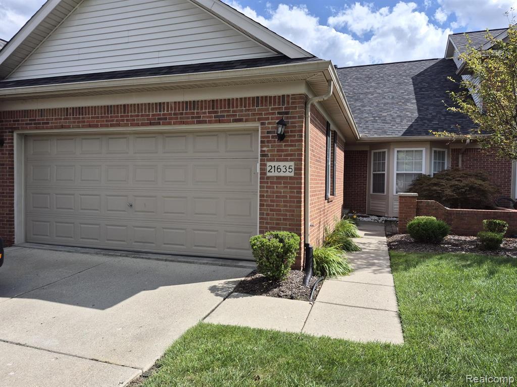 21635 Knights Lane N, Brownstown, MI 48183