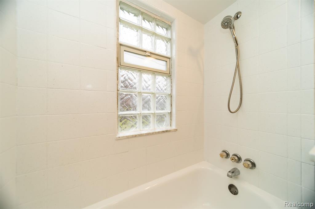634 W HARWOOD Avenue, Madison Heights, MI 48071 — Photo 27