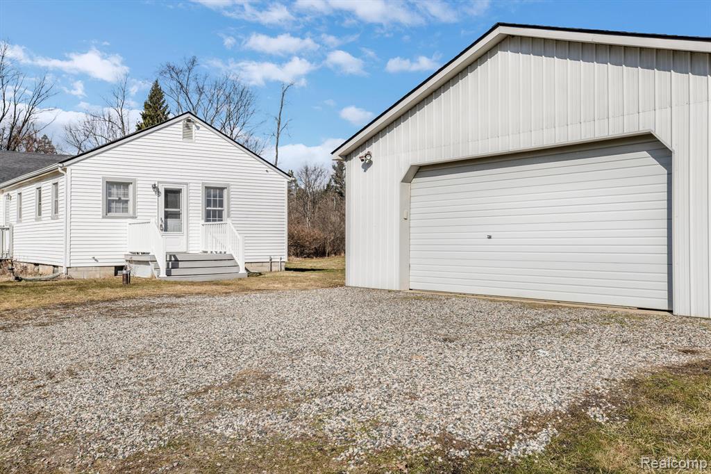 850 W MAPLE Road, Milford, MI 48381 — Photo 14