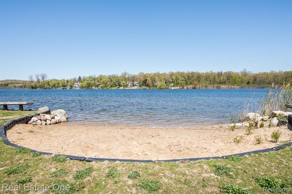 7311 BISCAYNE Court, White Lake, MI 48383 — Photo 47