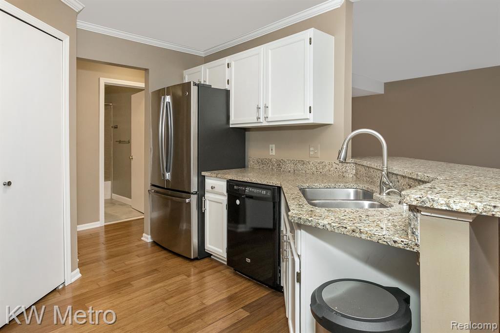 516 NEWBURNE POINTE, Bloomfield Hills, MI 48304 — Photo 11