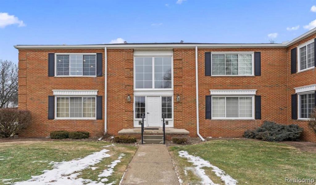 670 E Fox Hills Drive, Bloomfield Hills, MI 48304 — front exterior