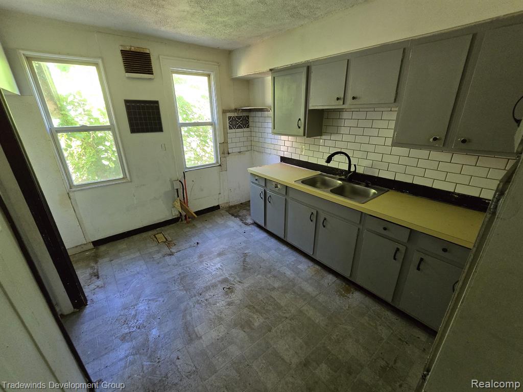 5074 DEVONSHIRE Road, Detroit, MI 48224 — Photo 9