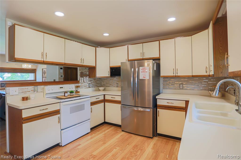 2687 Los Angeles Drive, Wolverine Lake, MI 48390 — Photo 16