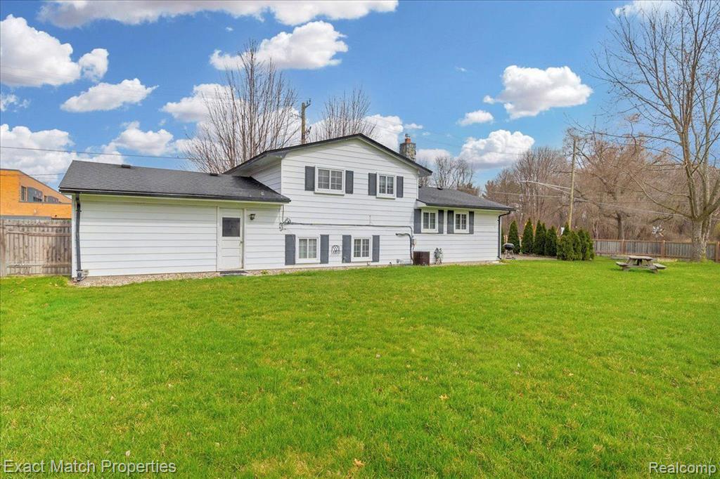 9121 SANDYSIDE Road, White Lake, MI — Photo 37