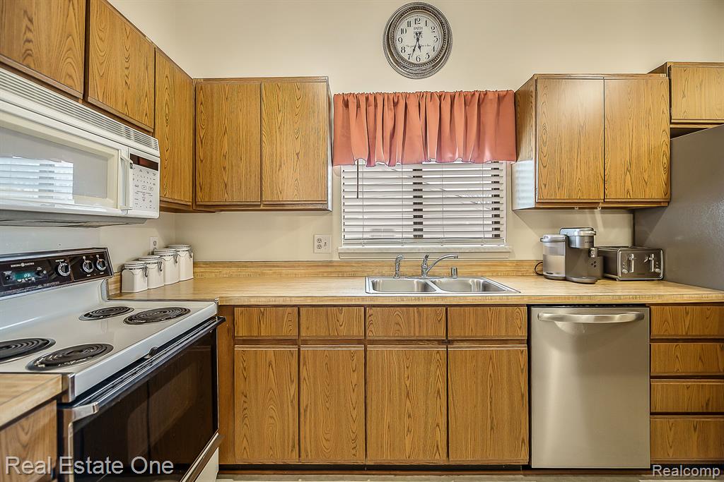 62071 YORKTOWN, 6, South Lyon, MI 48178 — Photo 3