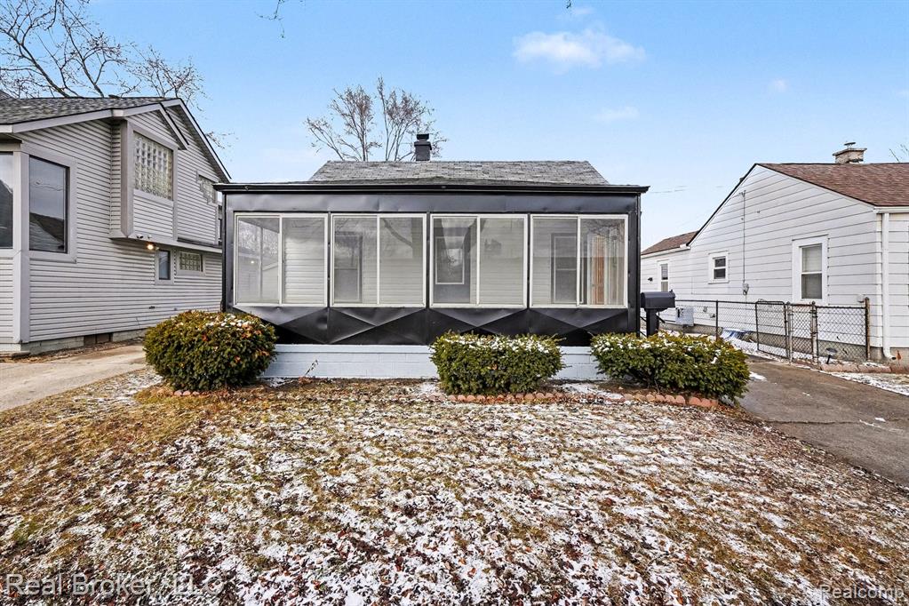 973 E Guthrie Avenue, Madison Heights, MI 48071 — Photo 21
