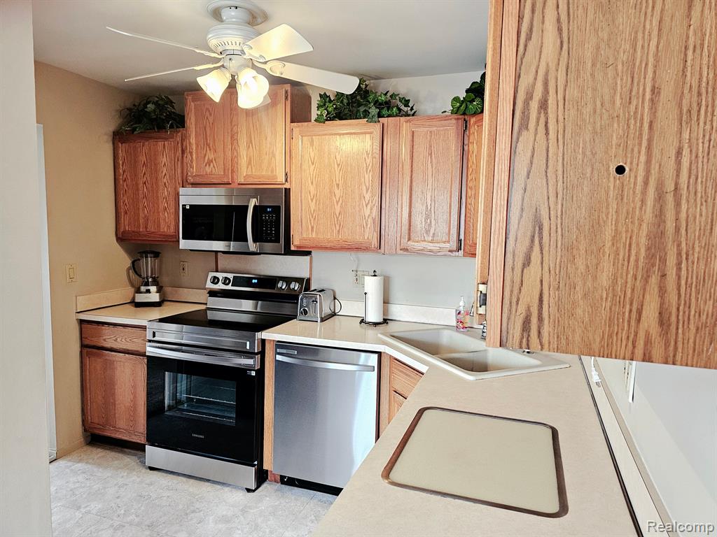 40703 Newport Dr, 249, Plymouth, MI 48170 — Photo 9