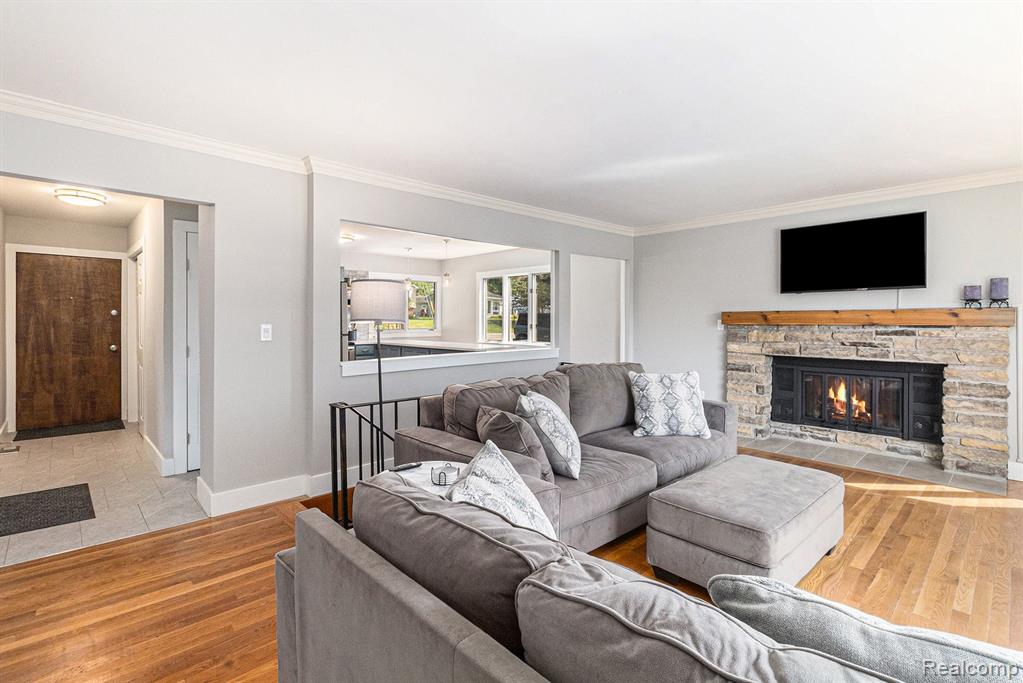 926 BRIGHTON LAKE Road, Brighton, MI 48116 — Photo 4