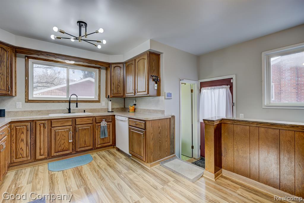 9062 SHANNON Drive, Sterling Heights, MI 48314 — Photo 8