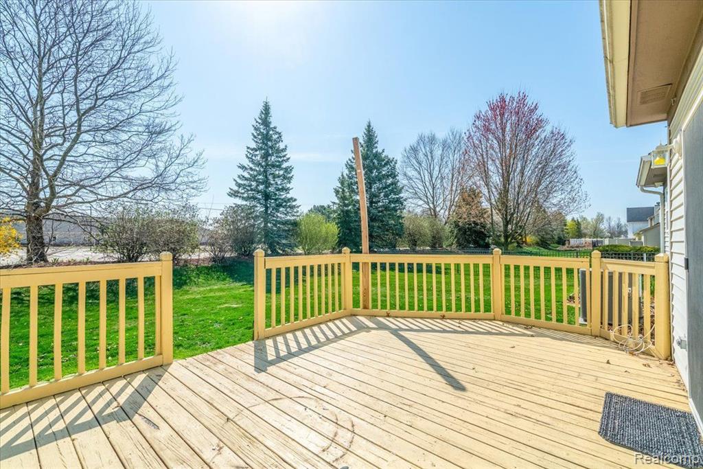 9429 MADISON Drive, Belleville, MI 48111 — Photo 37