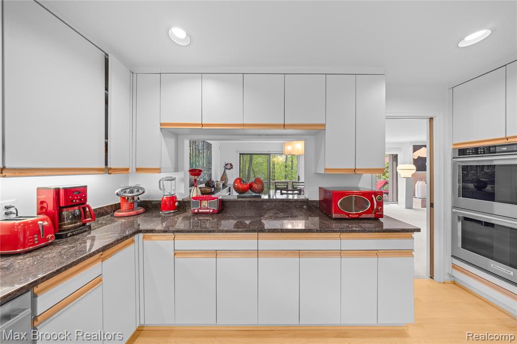 4933 Woodcliff Hill Road N, West Bloomfield, MI 48323 — Photo 12