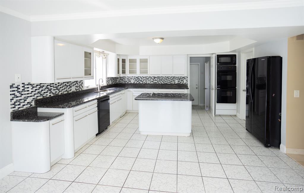 5881 NANEVA, West Bloomfield, MI — Photo 18