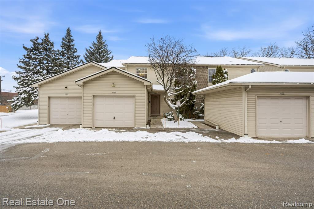 4885 Oak Hill Drive, 20, Waterford, MI 48329 — front exterior