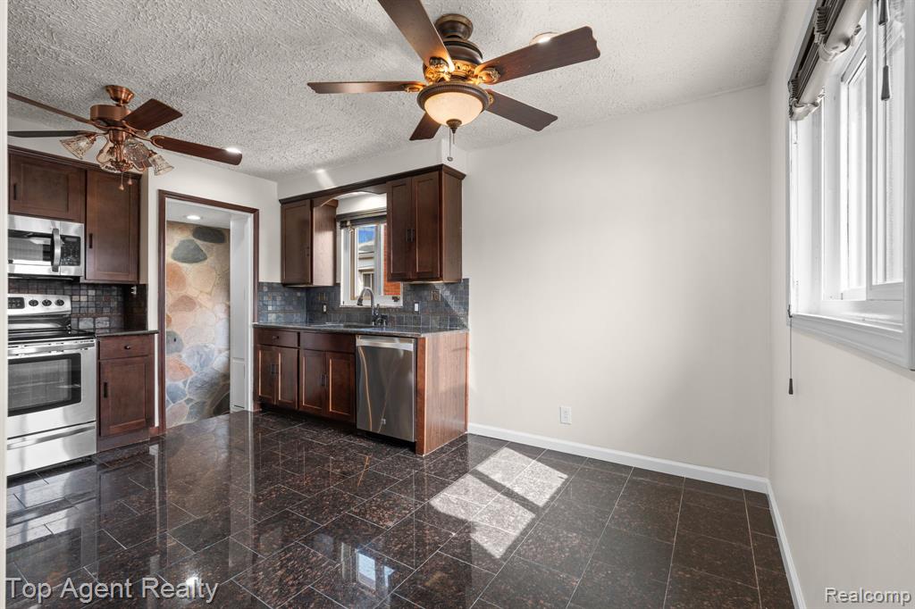 18027 Curtain Avenue, Eastpointe, MI 48021 — Photo 7