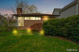 2051 AVONDALE Street, Sylvan Lake, MI 48320 — Photo 2