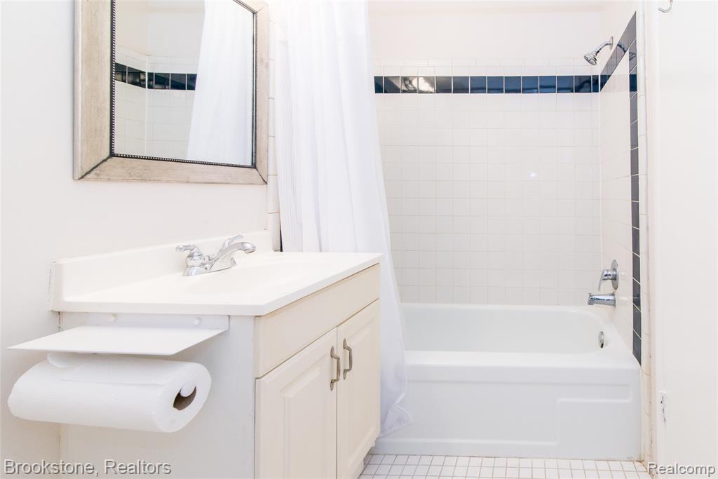 31831 Grand River Avenue, 49, Farmington, MI 48336 — Photo 11