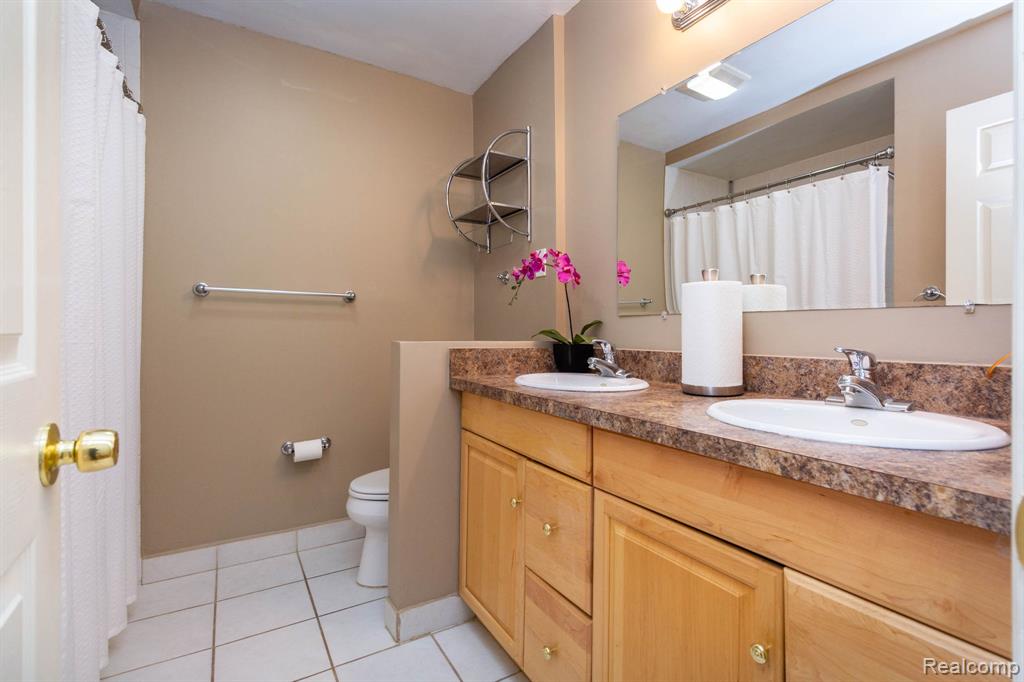 27948 Green Willow Street, Farmington, MI 48331 — Photo 32