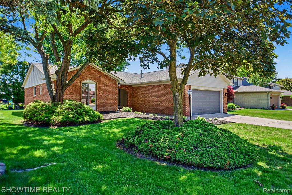 47726 Lexington Drive, Macomb, MI 48044 — Photo 3