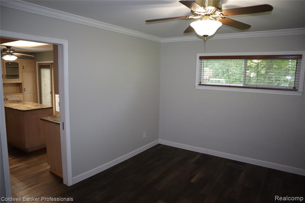5435 S Sycamore Drive, Burton, MI 48509 — Photo 7