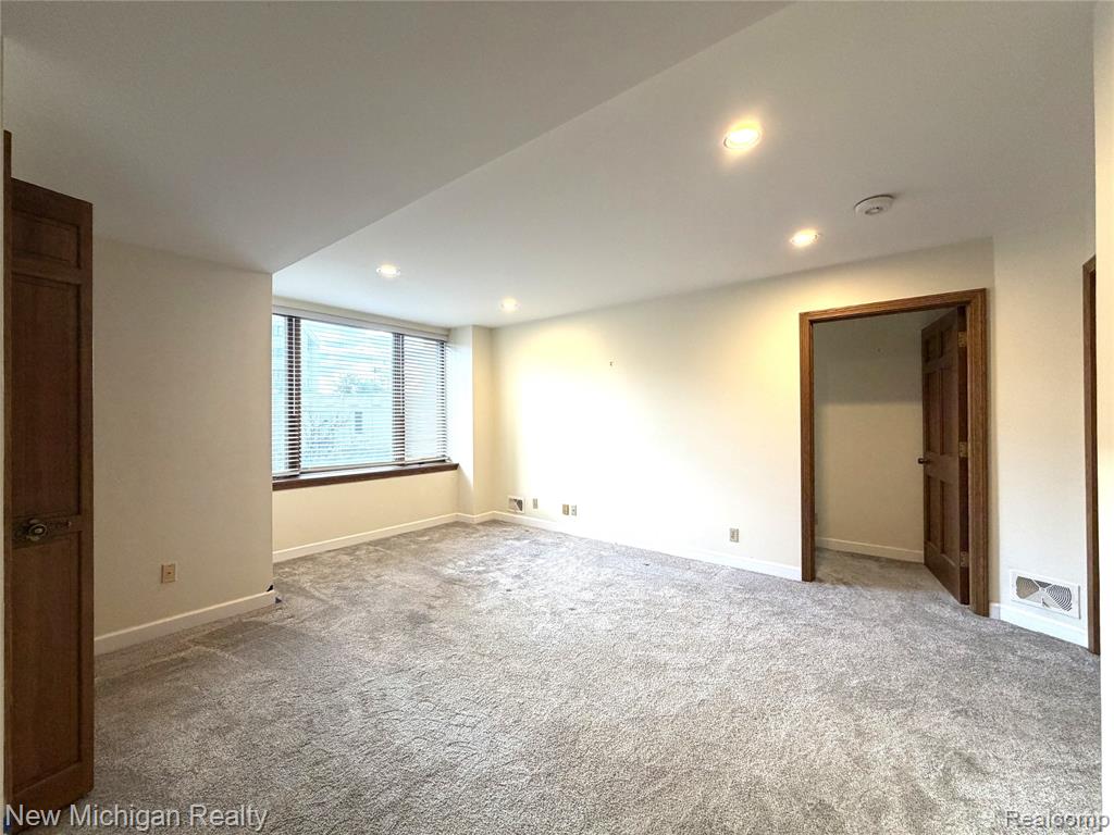 43000 12 Oaks Crescent Drive, 2033, Novi, MI 48377 — Photo 19