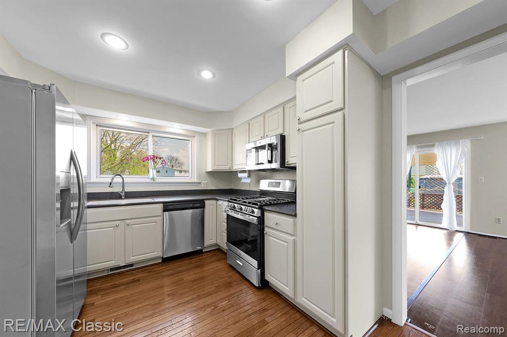 44285 SUFFOLK Court, Canton, MI 48187 — Photo 13