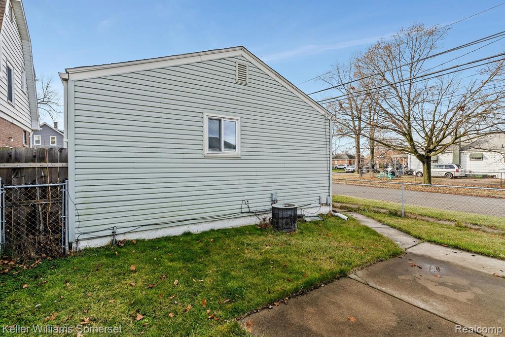 788 CLEOPHUS Parkway, Lincoln Park, MI 48146 — Photo 28