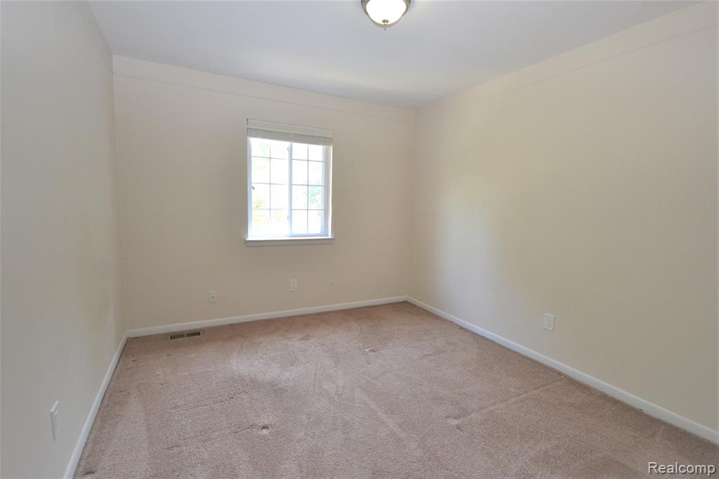 559 Fox Hills Drive N, Bloomfield Hills, MI 48304 — Photo 13