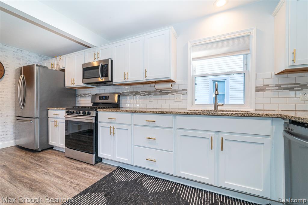 74 W Elza Avenue, Hazel Park, MI 48030 — Photo 8