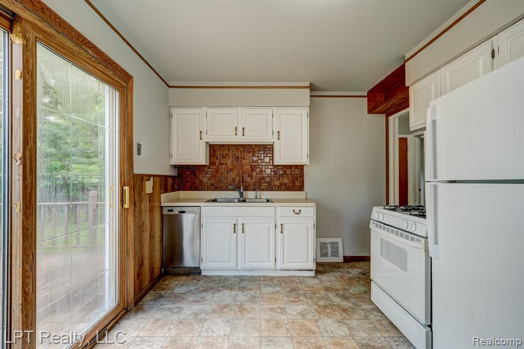 23038 Violet Street, Farmington, MI 48336 — Photo 8