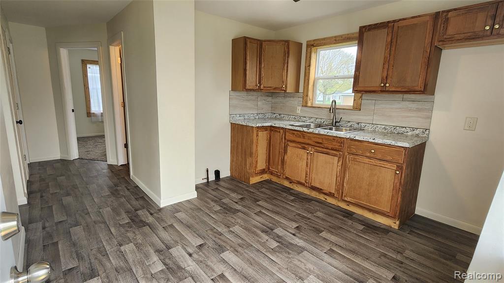 1233 W Coldwater Road, Flint, MI 48505 — Photo 5