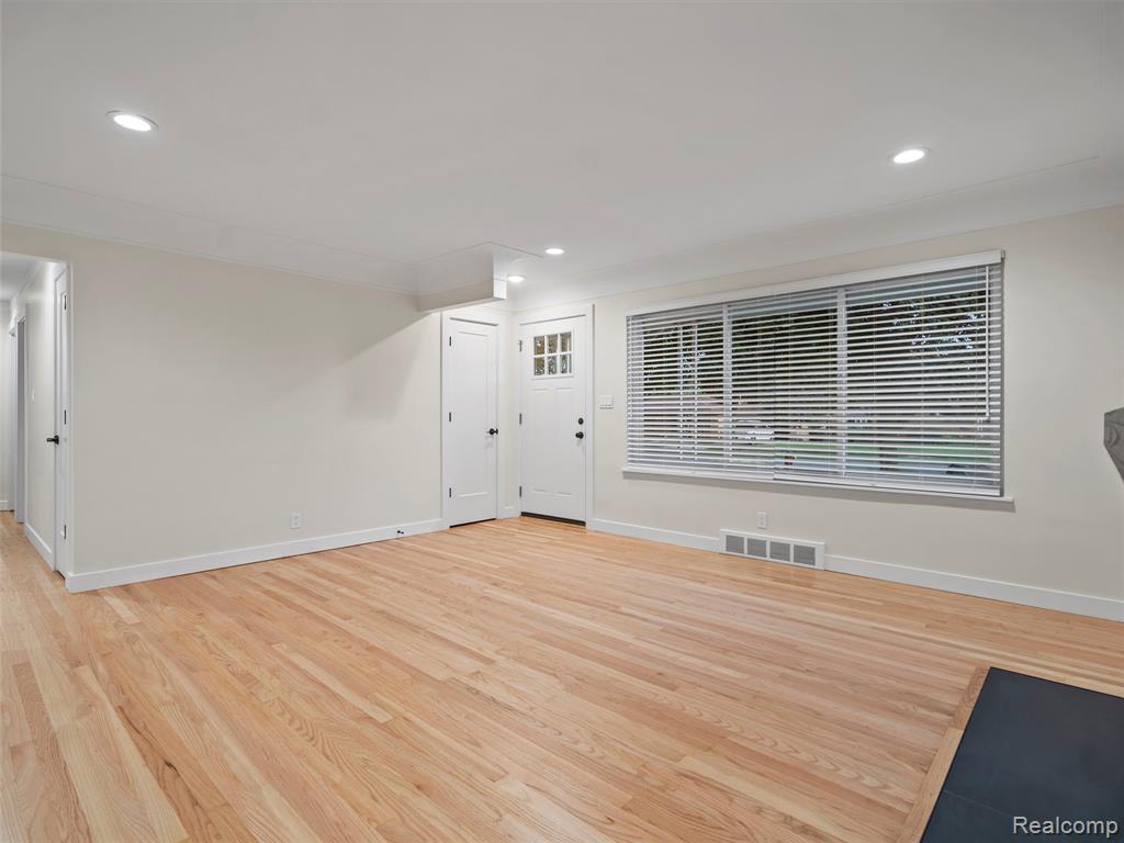 8211 Saint John Street, Utica, MI 48317 — Photo 6