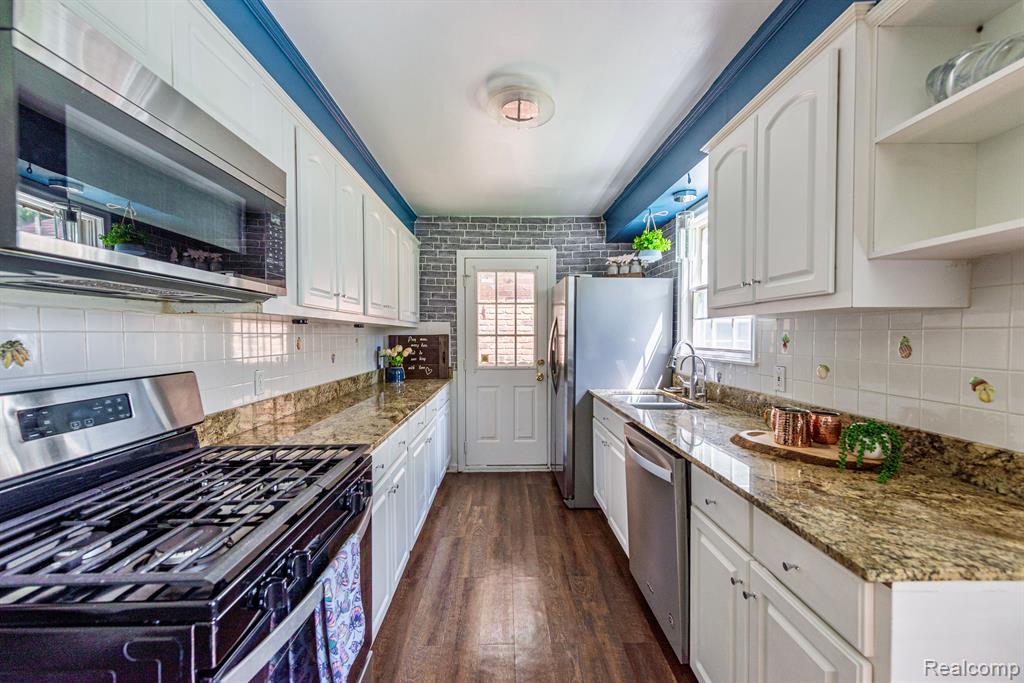 6861 N CLUNBURY Road, West Bloomfield, MI — Photo 2