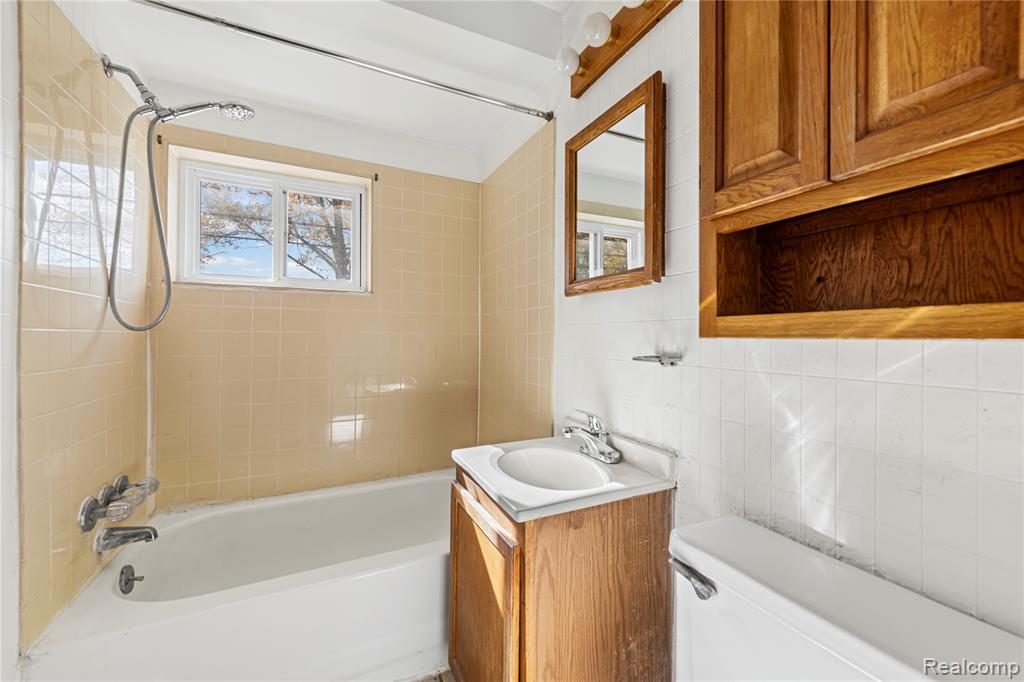 18676 Vreeland Road, Woodhaven, MI 48183 — Photo 27