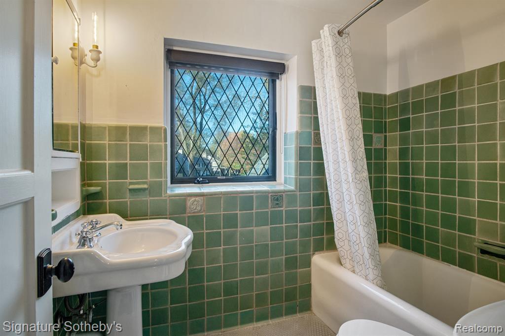 824 Wimbleton Drive, Birmingham, MI 48009 — Photo 32