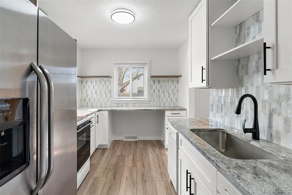 898 E Barrett Avenue, Madison Heights, MI 48071 — Photo 9