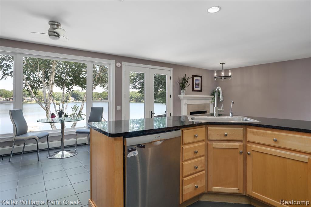 5842 Pleasant Drive, Waterford, MI 48329 — Photo 13