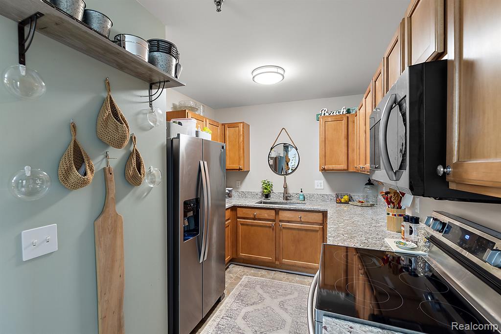 140 PARK GREEN Drive, Lake Orion, MI 48362 — Photo 14