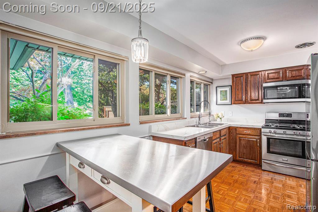 1054 Stratford Lane, Bloomfield Hills, MI 48304 — Photo 11