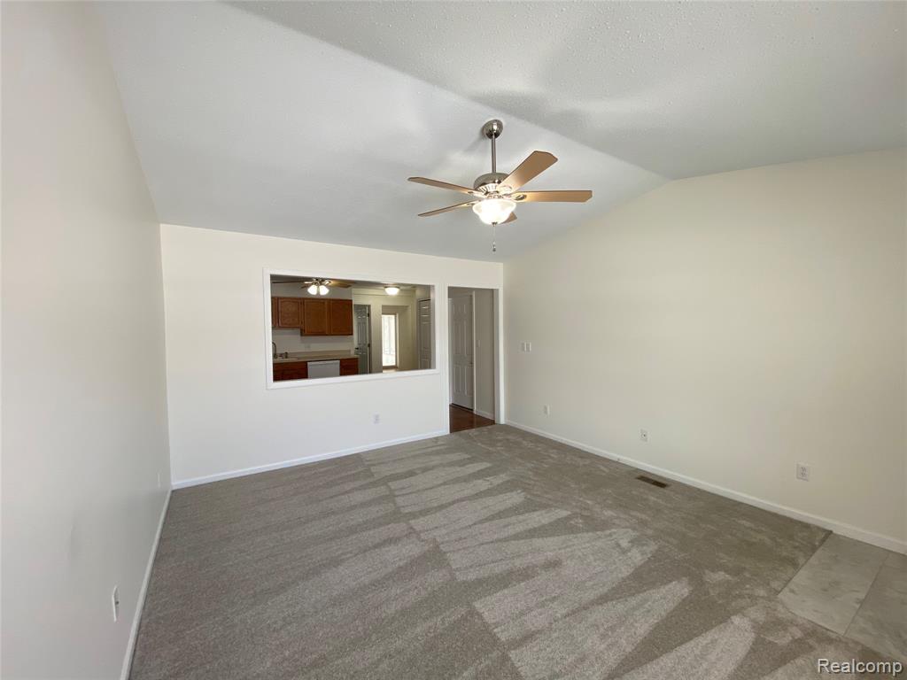 596 Yorkshire Sq. Square, 23, Milan, MI 48160 — Photo 5