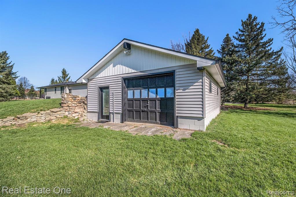 8481 Holcomb Road, Clarkston, MI 48348 — Photo 24