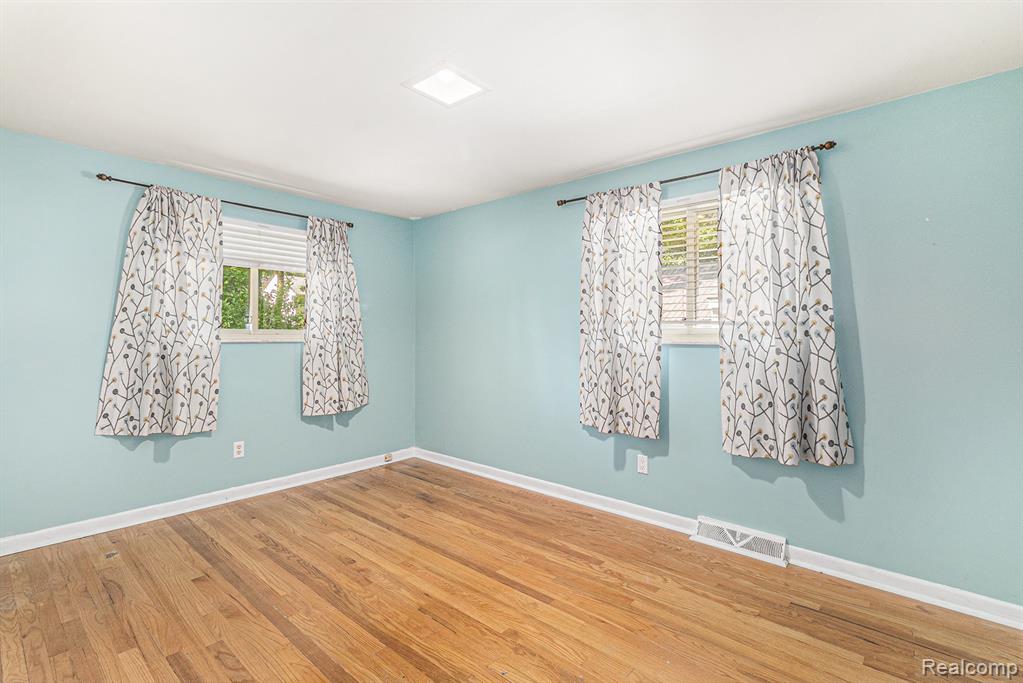5559 Pleasant Drive, Waterford, MI 48329 — Photo 11