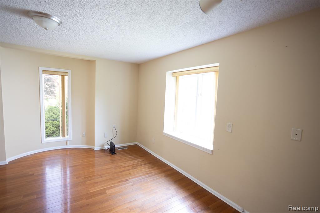 5881 NANEVA, West Bloomfield, MI — Photo 26