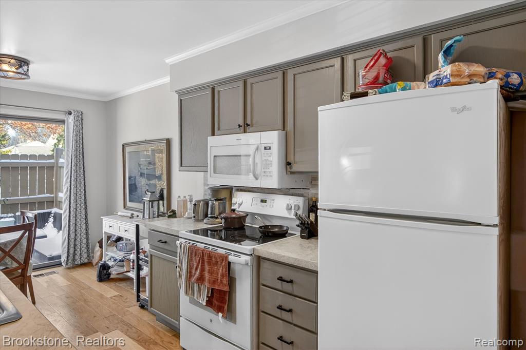 30 Pine Tree Ridge Drive, Waterford, MI, 48327