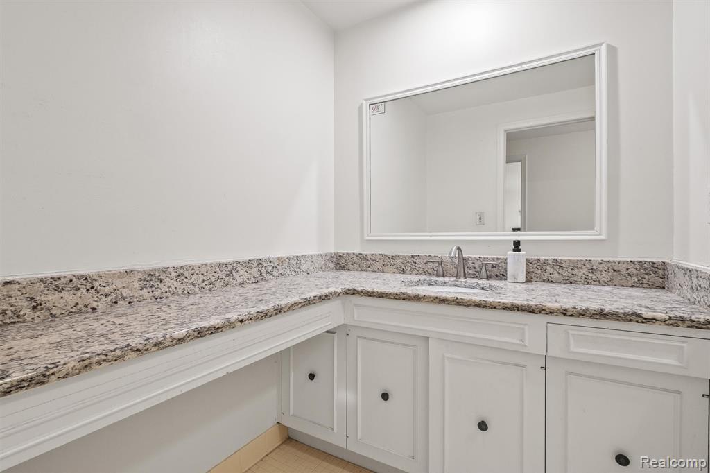 7114 Pebble Park Drive, West Bloomfield, MI — Photo 22
