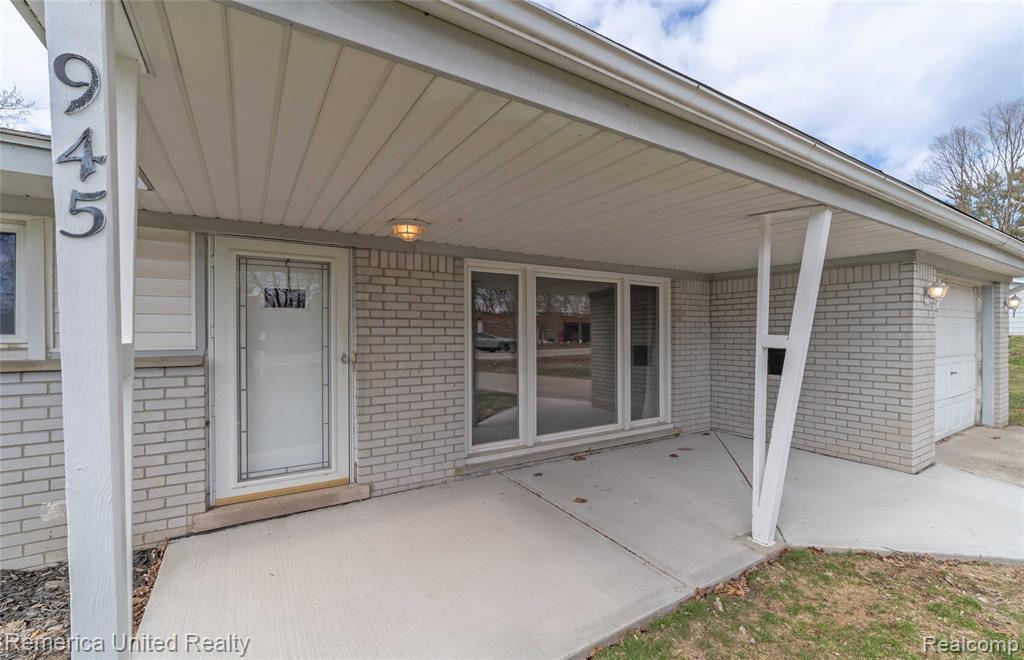945 N Commerce Road, Commerce Twp, MI 48382 — Photo 4