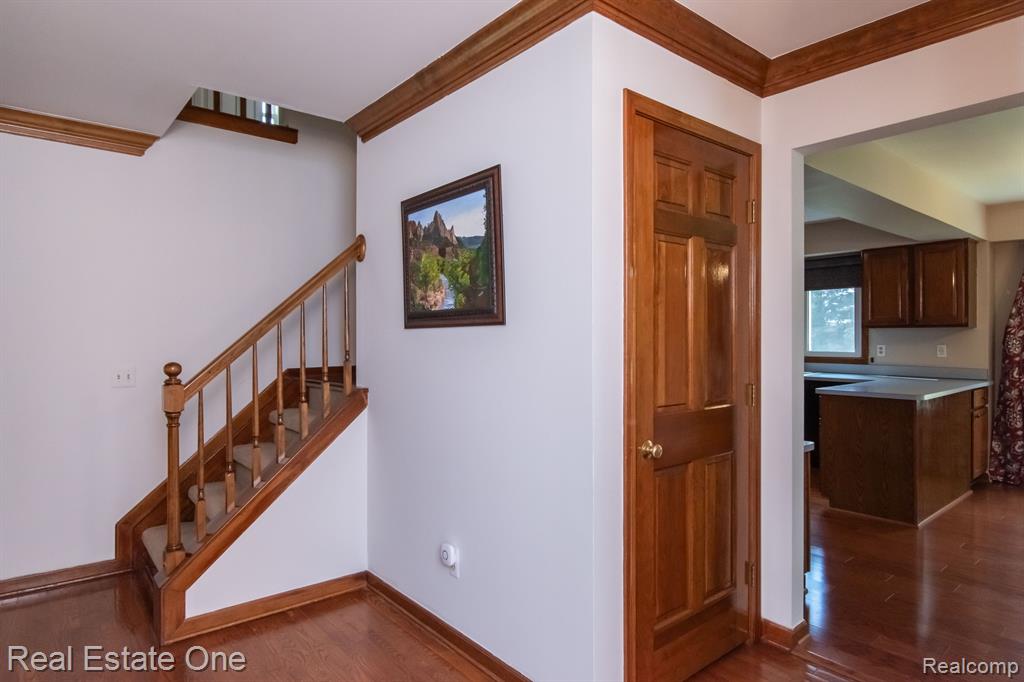 5201 CROWFOOT Drive, Troy, MI 48085 — Photo 9